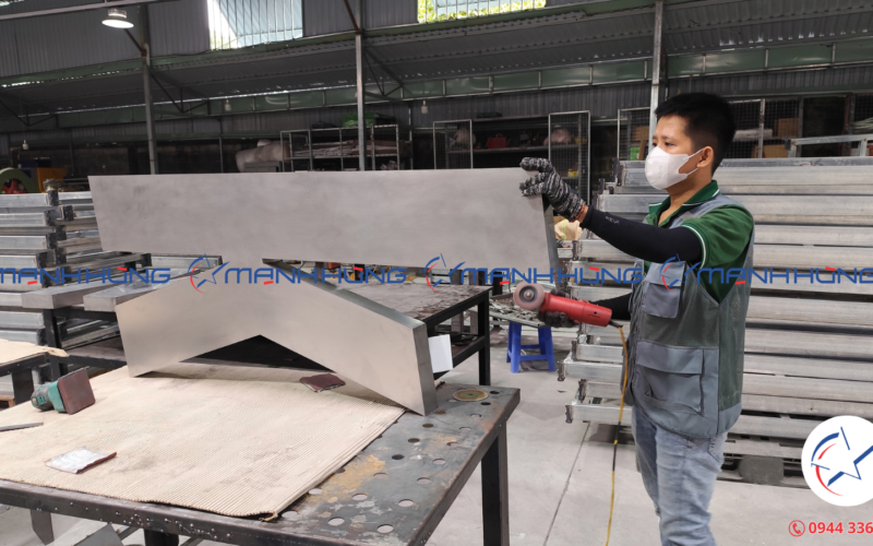 Xưởng Gia Công Kệ Kim Loại Trang Trí Tại TPHCM Theo Yêu Cầu – Cơ Khí Mạnh Hùng